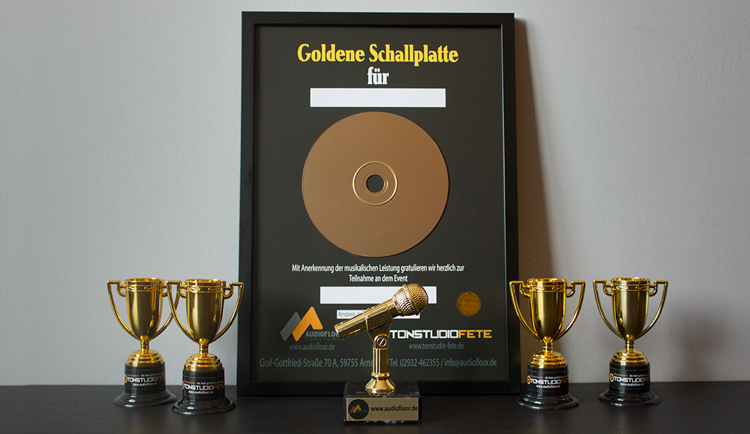 Goldene-Schallplatte-mit-Pokal-und-Mikrofon